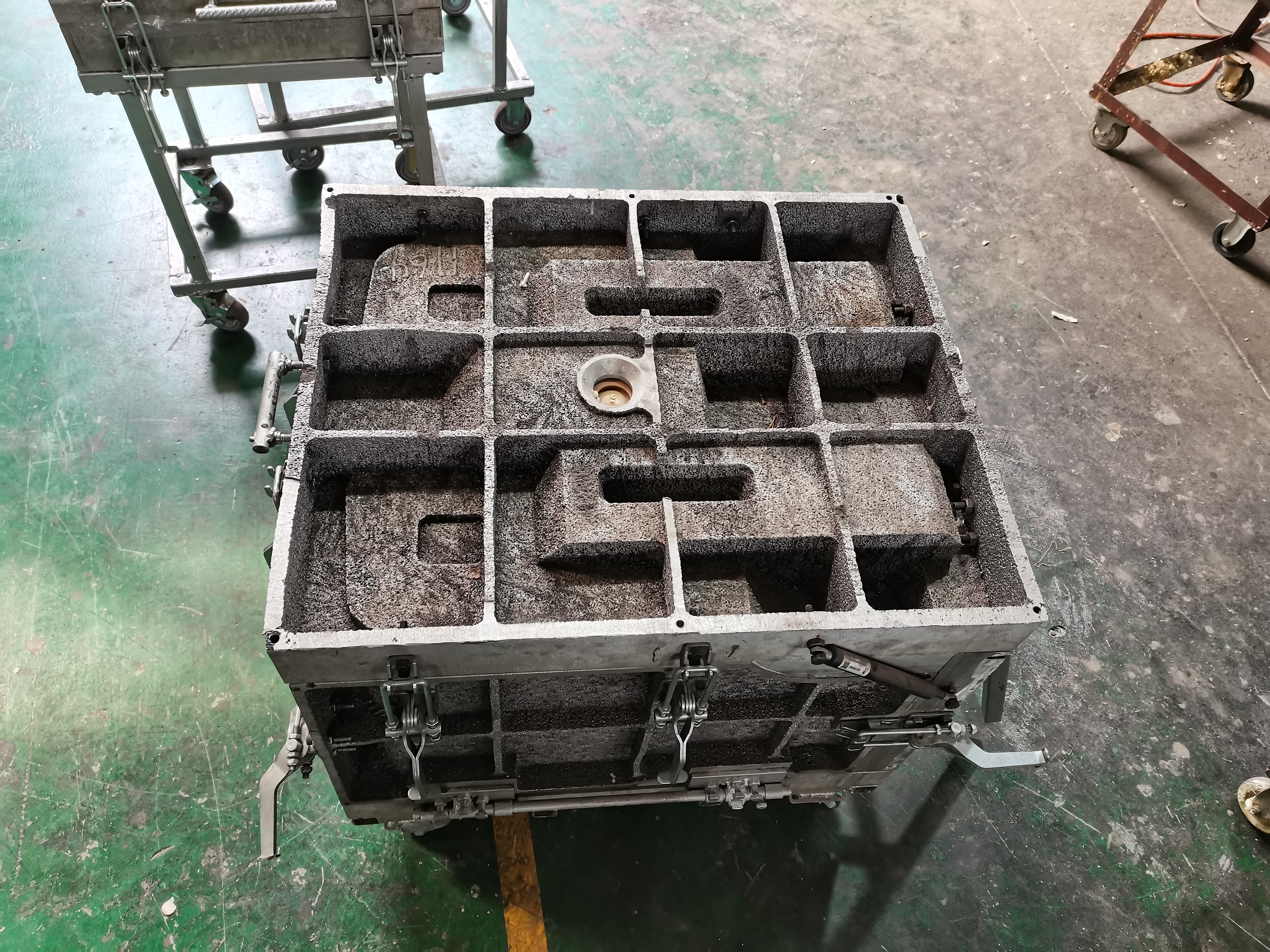 The rotomolding inaulated Mold Insulation Transportation Box with Rolling Molding for insulated food pan carrier