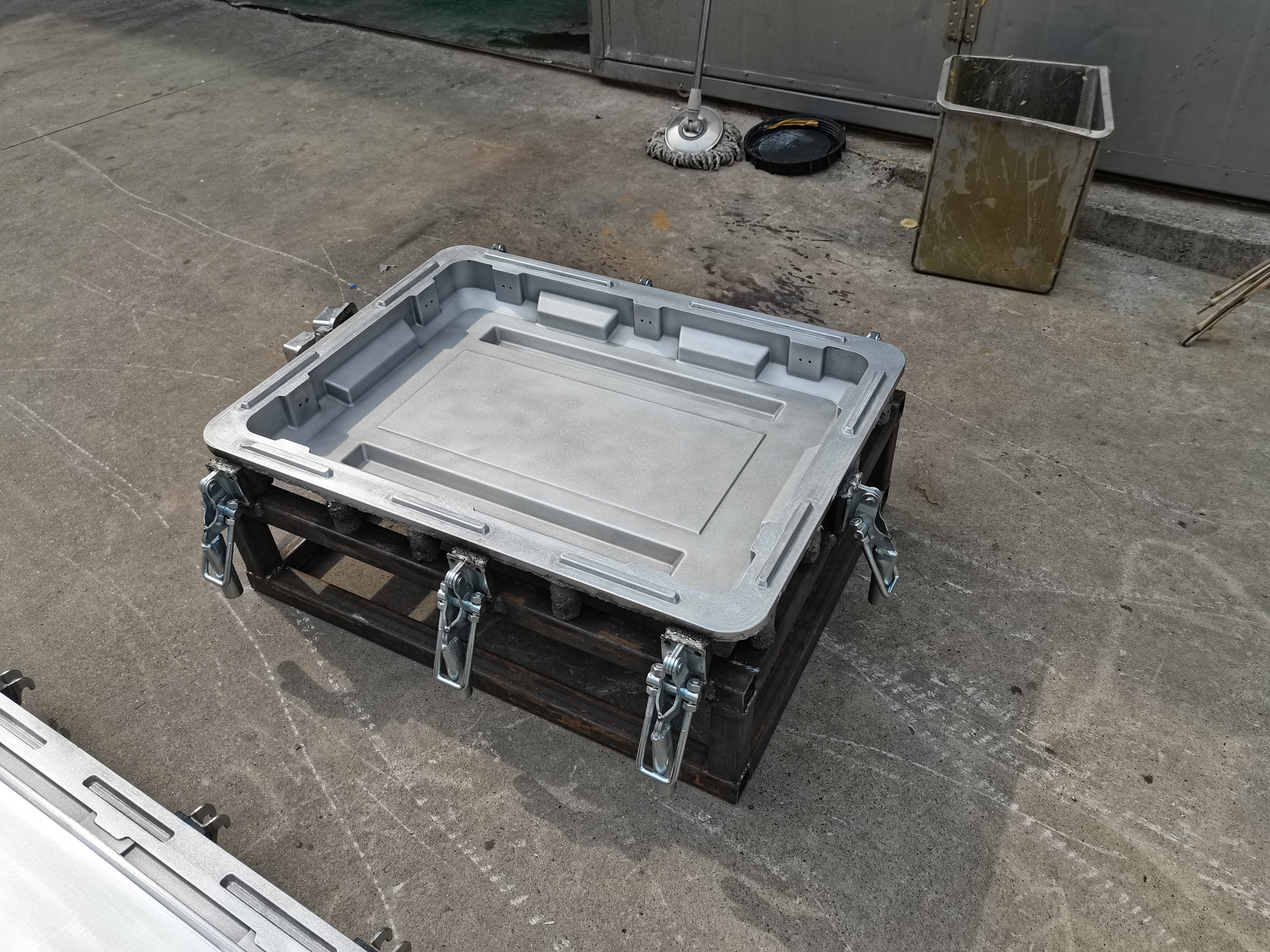 The rotomolding inaulated Mold Insulation Transportation Box with Rolling Molding for insulated food pan carrier