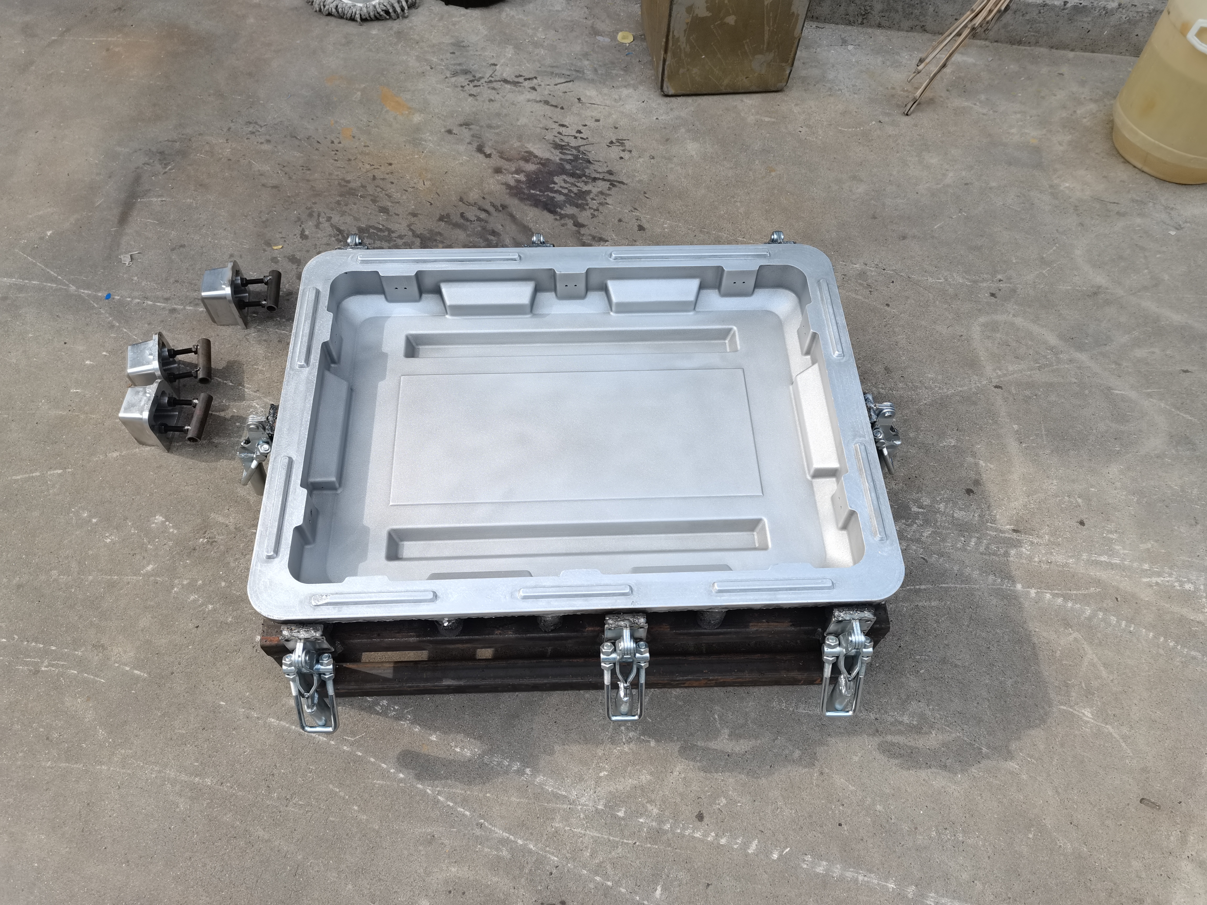  The new rotomolding insualted mold with high quality mold/ tooling manufactured with the parts and components for insulated box