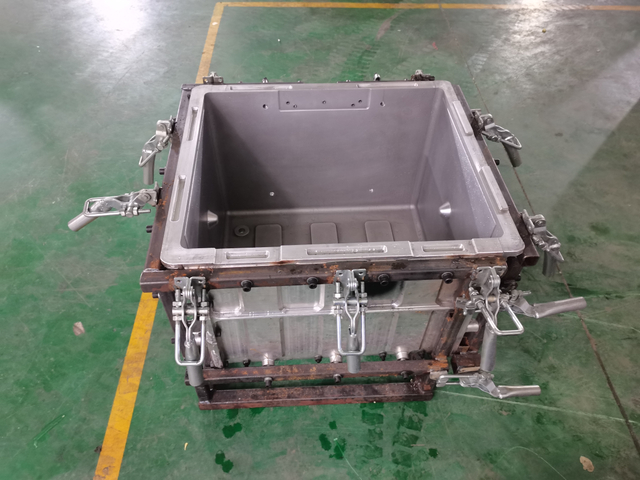  The new rotomolding insualted mold with high quality mold/ tooling manufactured with the parts and components for insulated box